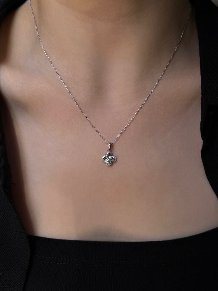 Tekli Clover Kolye